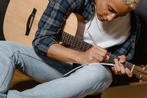 作詞家の主な仕事内容・なり方・転職について