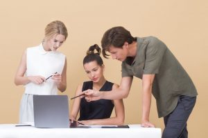フィードバック研修の設計方法｜伝わる指摘・褒め方を身につける