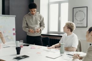 会議でアイデアが出ない原因と解決策｜ファシリテーターが使える即効テクニック
