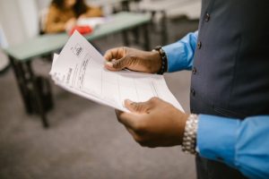 研修講師を比較する方法｜外部講師選びで失敗しない5つのチェックポイント