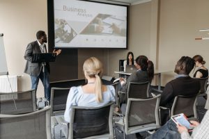 事業戦略研修の選び方｜PEST・SWOT・アンゾフを学べる外部講師の見極め方